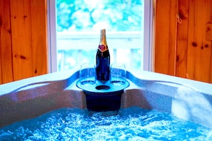 Interior - Cozy Cabin Retreat - Hot Tub, Fireplace & Fire Pit - Minutes from Blue Ridge (Blue Ridge)