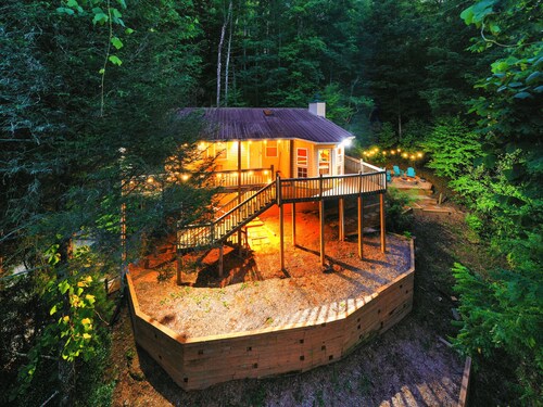 Cozy Cabin Retreat - Hot Tub, Fireplace & Fire Pit - Minutes from Blue Ridge