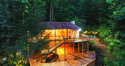 Cozy Cabin Retreat - Hot Tub, Fireplace & Fire Pit - Minutes from Blue Ridge