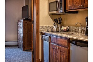 Private kitchen - Ski In/Out 1 bedroom, w/kitchen sleeps up to 4 at the base of Peak 7  (Breckenridge)
