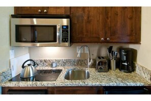 Private kitchen - Ski In/Out 1 bedroom, w/kitchen sleeps up to 4 at the base of Peak 7  (Breckenridge)