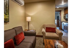 Living area - Ski In/Out 1 bedroom, w/kitchen sleeps up to 4 at the base of Peak 7  (Breckenridge)