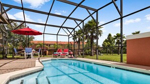 A pool area with a clear view of the pool, red umbrellas, and lounge chairs. - Bay Lilly Family Villa Close to Parks sleeps 8 (Kissimmee)