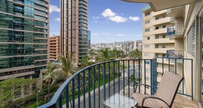 Entire 2 Bedroom Condo, King Bed, FREE Parking, Sleeps 6, Walk to Waikiki Beach