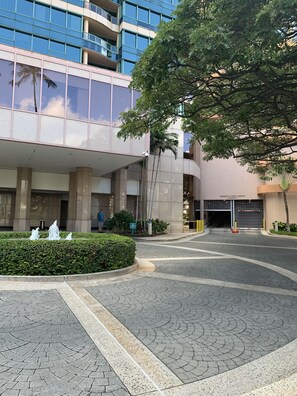 Property grounds - Entire 2 Bedroom Condo, King Bed, FREE Parking, Sleeps 6, Walk to Waikiki Beach (Honolulu)