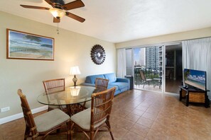 TV - Entire 2 Bedroom Condo, King Bed, FREE Parking, Sleeps 6, Walk to Waikiki Beach (Honolulu)