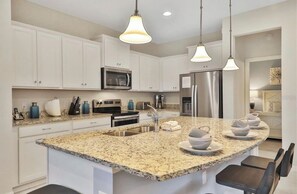 Microwave, dishwasher, coffee/tea maker, cookware/dishes/utensils - FL FAMILY VACATION HOME WITH PRIVATE POOL LOCATED IN RESORT 10 MINS FROM DISNEY (Kissimmee)