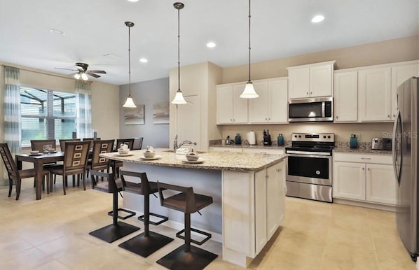 Microwave, dishwasher, coffee/tea maker, cookware/dishes/utensils - FL FAMILY VACATION HOME WITH PRIVATE POOL LOCATED IN RESORT 10 MINS FROM DISNEY (Kissimmee)