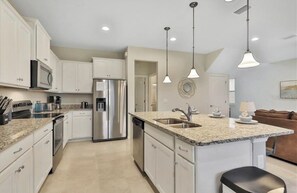 Mikrobølgeovn, oppvaskmaskin, kaffetrakter/tekoker og kjøkkenutstyr