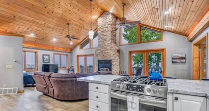 Majestic View Sleeps 8-HOT TUB