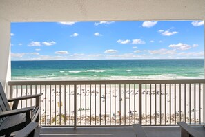 On the beach - BEACHFRONT Resort - Remodeled - 140+ 5-STAR reviews! 3 Pools -Tiki Bar 8th Floor (Destin)