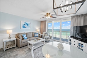 TV, DVD player, books - BEACHFRONT Resort - Remodeled - 140+ 5-STAR reviews! 3 Pools -Tiki Bar 8th Floor (Destin)