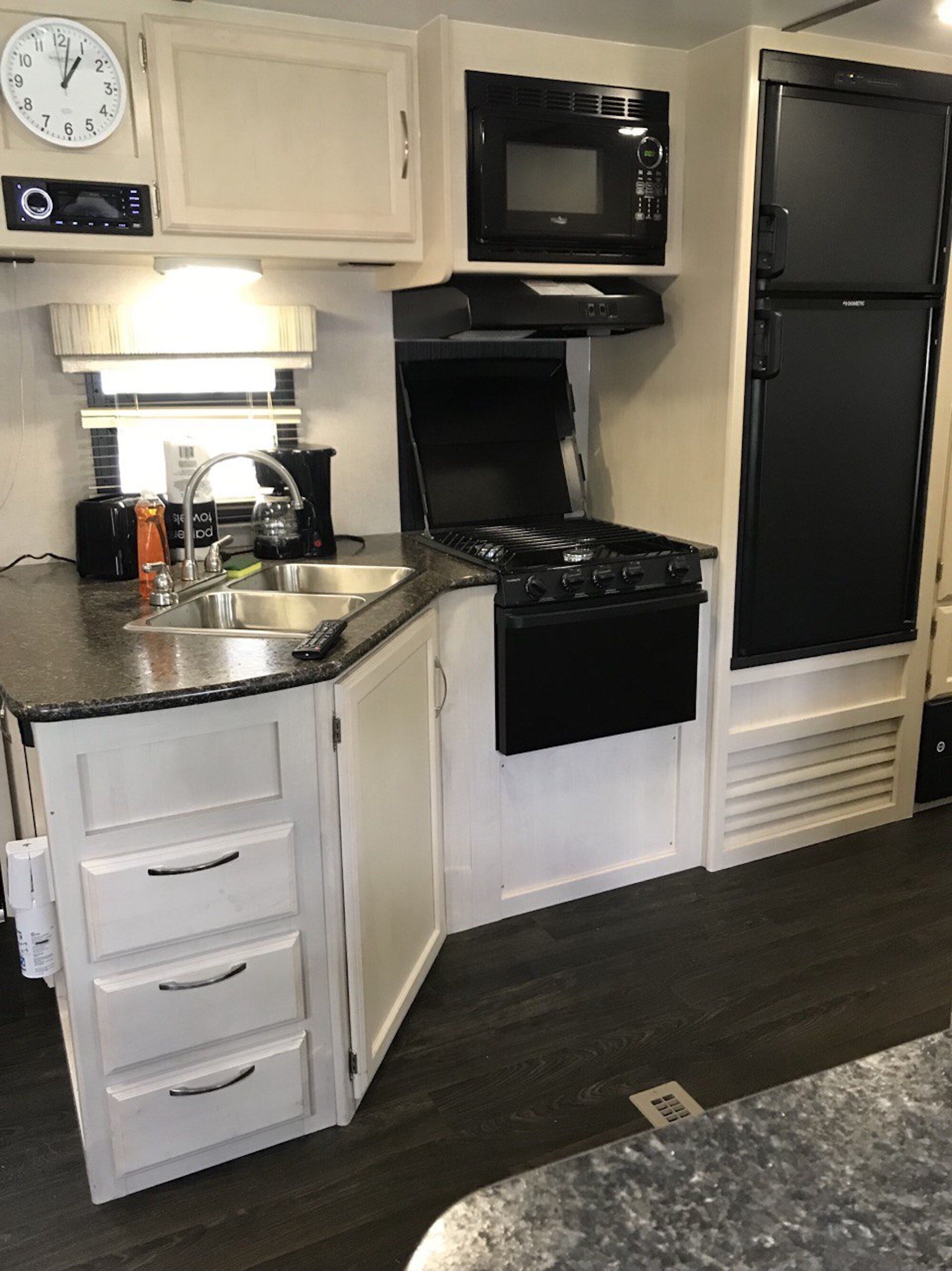 Refrigerador, microondas, horno, placa de cocina