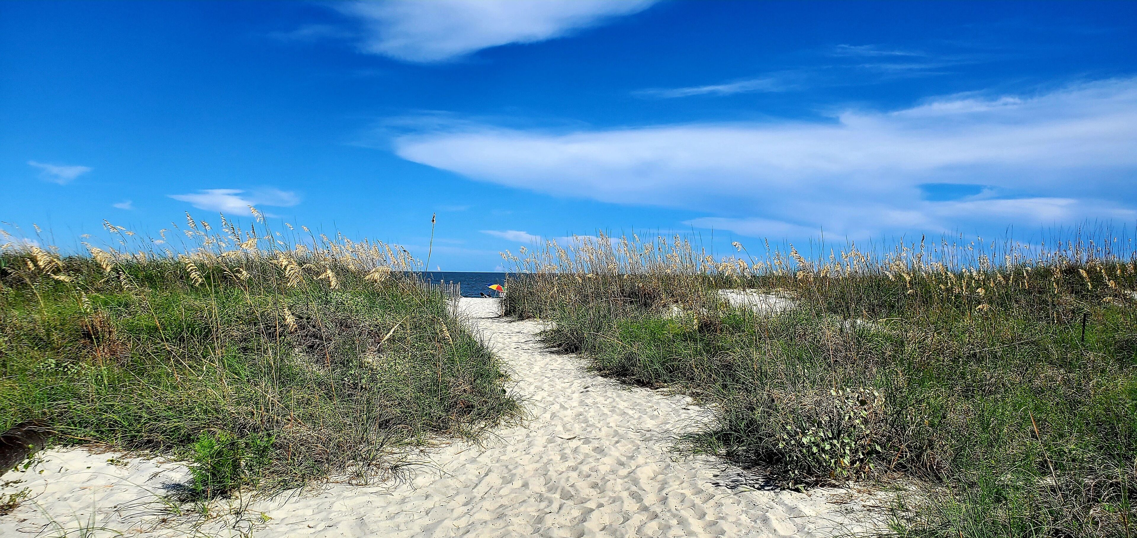 Rannalla, aurinkotuoleja