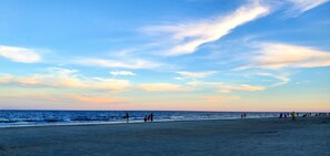 En la playa y camastros 