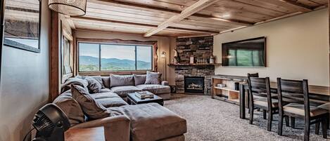 Una televisión, una chimenea