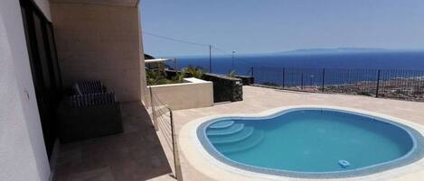 Een binnenzwembad, een buitenzwembad