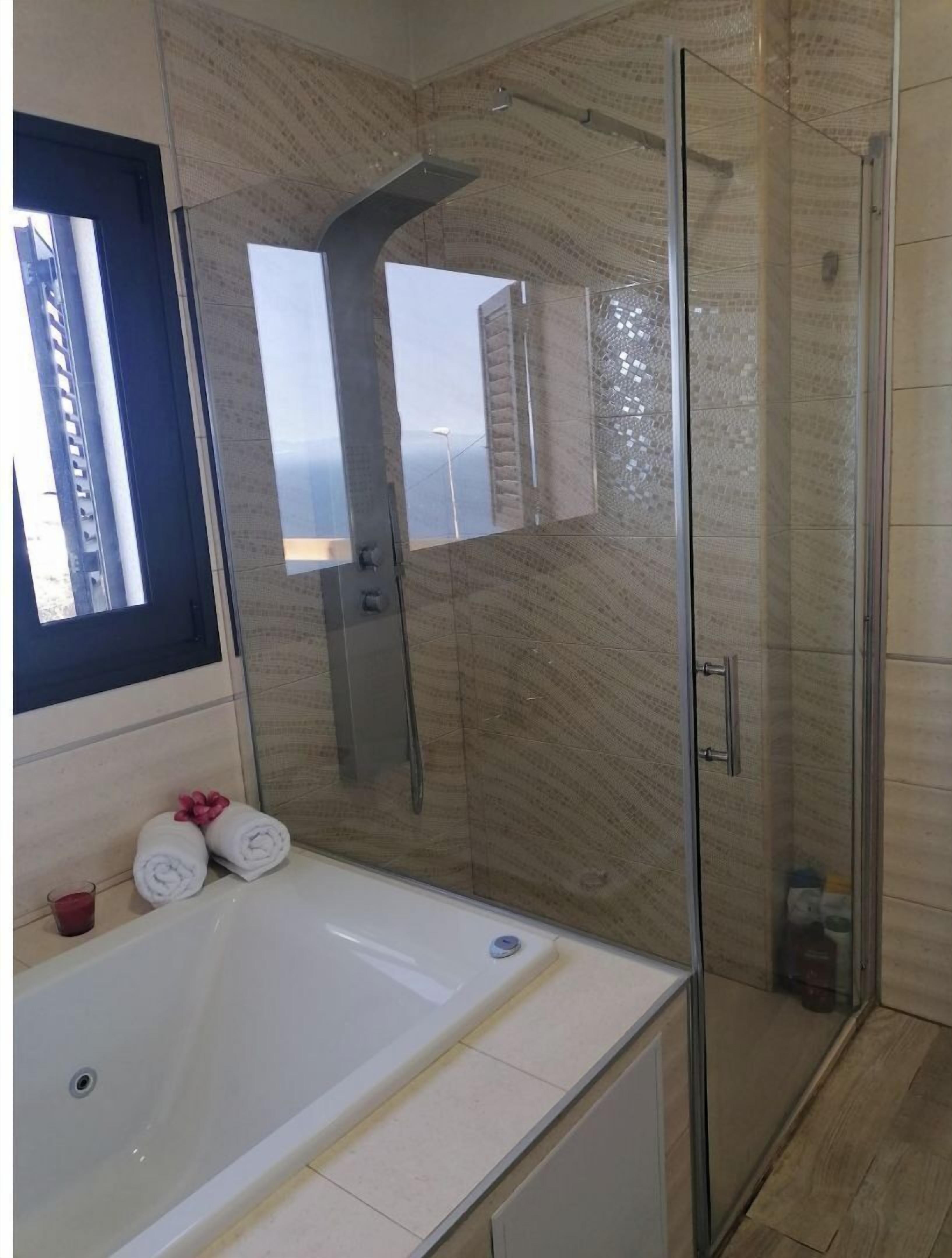 Een douche, een bubbelbad, een haardroger, een bidet