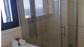Een douche, een bubbelbad, een haardroger, een bidet