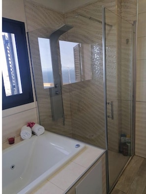 Dusche, Whirlpool, Haartrockner, Bidet