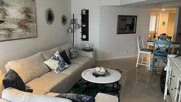 电视、书、立体声音响