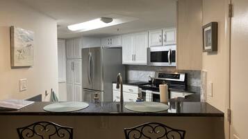 Réfrigérateur, micro-ondes, four, plaque de cuisson