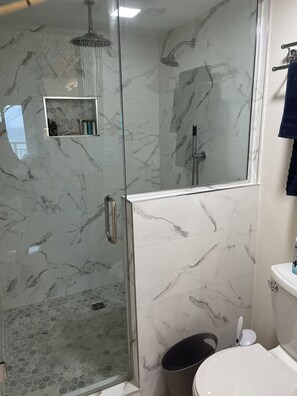 Combined shower/tub - Ocean Front Beauty!! (Jefferson)