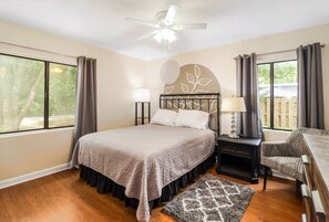 3 室のベッドルーム、デスク、アイロン / アイロン台、旅行用ベビーベッド