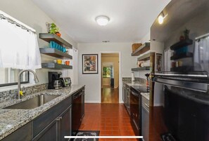 冷蔵庫、電子レンジ、オーブン、コンロ