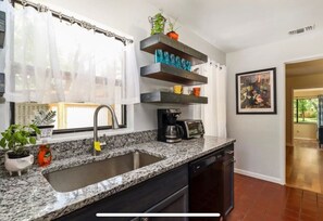 Køleskab, mikrobølgeovn, ovn, kogeplade