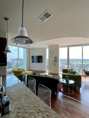 Living area - Luxurious High Rise with Panoramic Views (Atlanta)