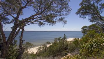 På stranden og solsenger