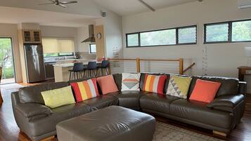 Televisie, een open haard, een dvd-speler en een tafeltennistafel