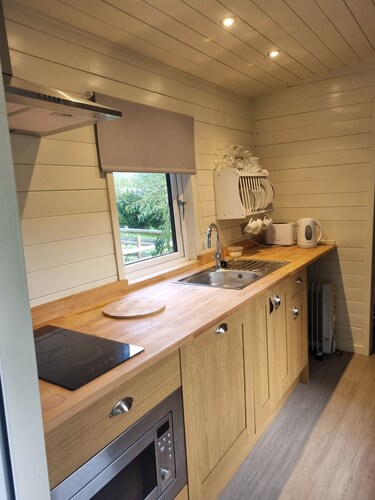 Glamping Hut - Sleeps 2, hot tub & parking