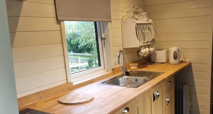 Glamping Hut - Sleeps 2, hot tub & parking