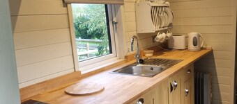 Glamping Hut - Sleeps 2, hot tub & parking