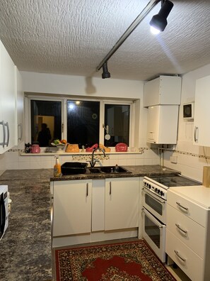 Geladeira, micro-ondas, fogão, cooktop