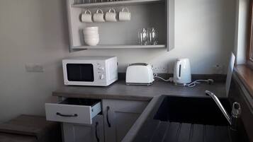 Réfrigérateur, micro-ondes, four, grille-pain