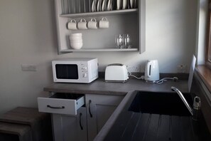 Fridge, microwave, oven, toaster - Lovely 1-Bed Apartment at Whitepark Bay Co Antrim (Bushmills)