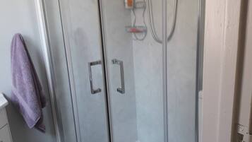 Douche, sèche-cheveux, serviettes fournies