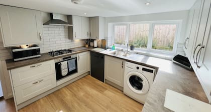 Character Victorian House, Freshwater, Sleeps 6, WiFi, Parking, Garden