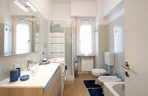 Banyera, assecador de cabells, bidet i tovalloles 