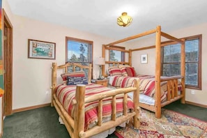 4 bedrooms, desk, iron/ironing board, travel crib - Hot Tub, Game Room and Trails  /  Families & Pets! (Black Hawk)