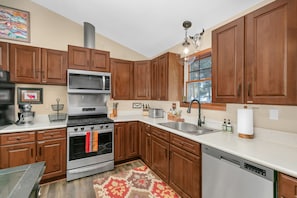 Fridge, microwave, oven, stovetop - Hot Tub, Game Room and Trails  /  Families & Pets! (Black Hawk)