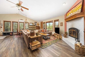 Televisio, takka, videopelejä, kirjoja