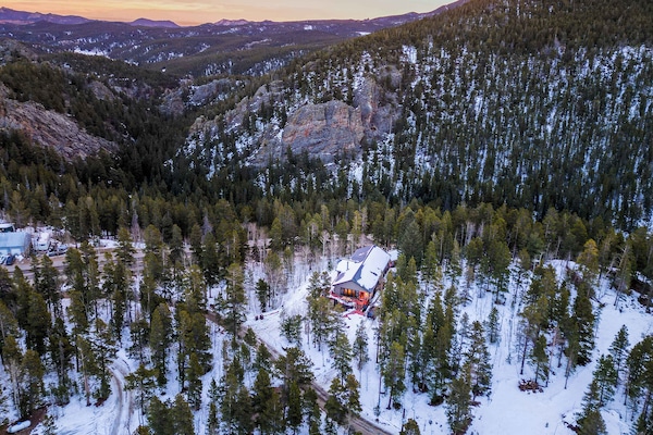 Peak to Peak retreat sits among stunning slopes of pines and provides panoramic views of the Rocky Mountains.