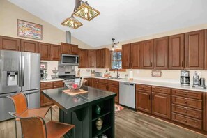 冰箱、微波炉、烤箱、炉灶