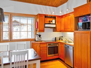 Fridge, microwave, dishwasher, cookware/dishes/utensils