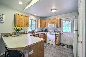 KĂŒhlschrank, Mikrowelle, Ofen, Herdplatte