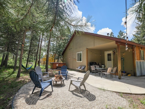 Family Mountain Retreat: 3Bd with 8p hot tub, 80 AC conservation land backyard !